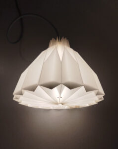 «Lámpara», plegado contemporáneo de Alejo Wilkinson Hassler sobre modelo propio