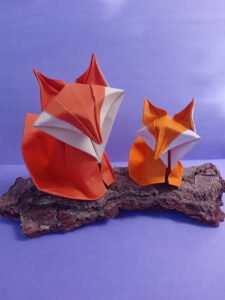 «Encuentro en el bosque», origami de María Eugenia Sandín sobre el modelo «Fox cube» de Hoàng Tien Quyet