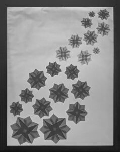 «Flores al cielo», origami de María Eugenia Sandín sobre el modelo «Flor de Cayena» de John Jairo López Londoño