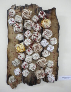 «Sangre de rosas», origami de María Eugenia Sandín sobre el modelo «Rose of roses» de Jordi Adell