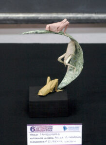 «Tres grillos», origami de María Eugenia Sandín sobre el modelo «Saltamontes» de Akira Yoshizawa