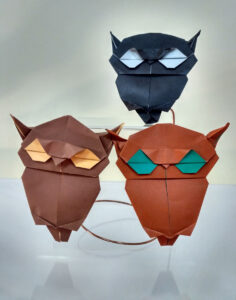 «Búhos», origami de Tatiana Khliamova sobre modelo de Akira Yoshizawa